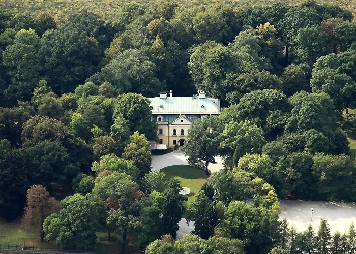 Palac W Rybnej 호텔 *